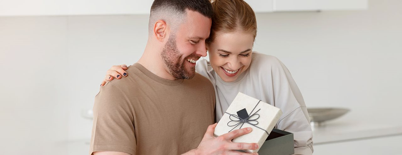 Cadouri de Ziua Îndrăgostiților pentru el: Ce apreciază cu adevărat bărbații