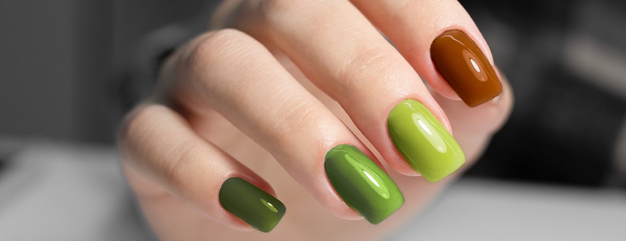 Unghii pătrate cu aspect de piatră: această manichiură în culori naturale o iubiți în 2026