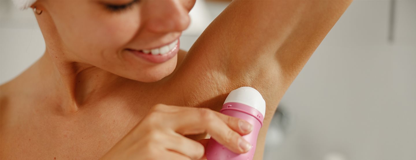 Transpirația și deodorantul: un medic dermatolog explică ce contează cu adevărat