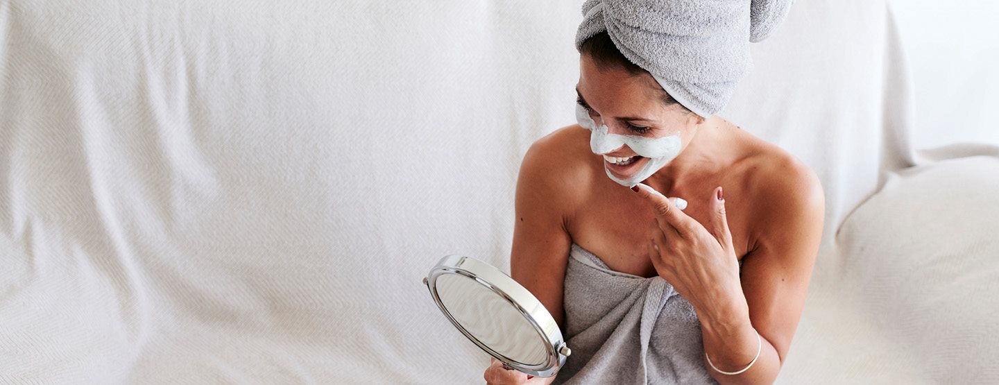 Mascnee? 9 reguli de igienă împotriva acneei provocate de măști