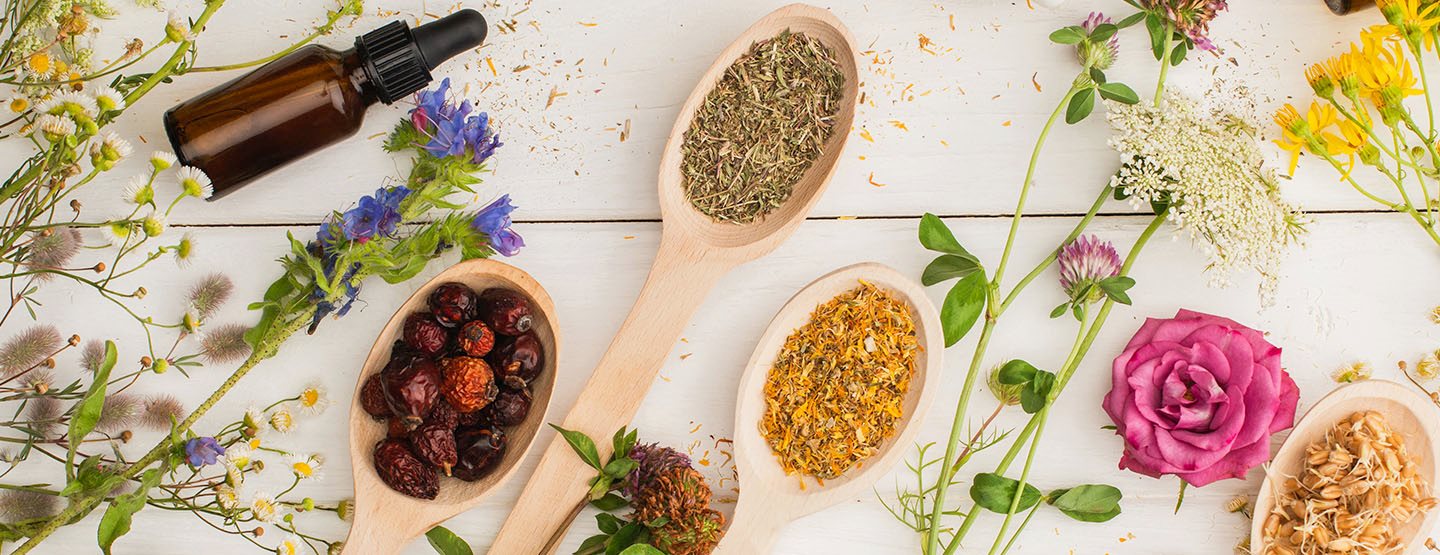 Fitoterapia la menopauză: ce spun medicii