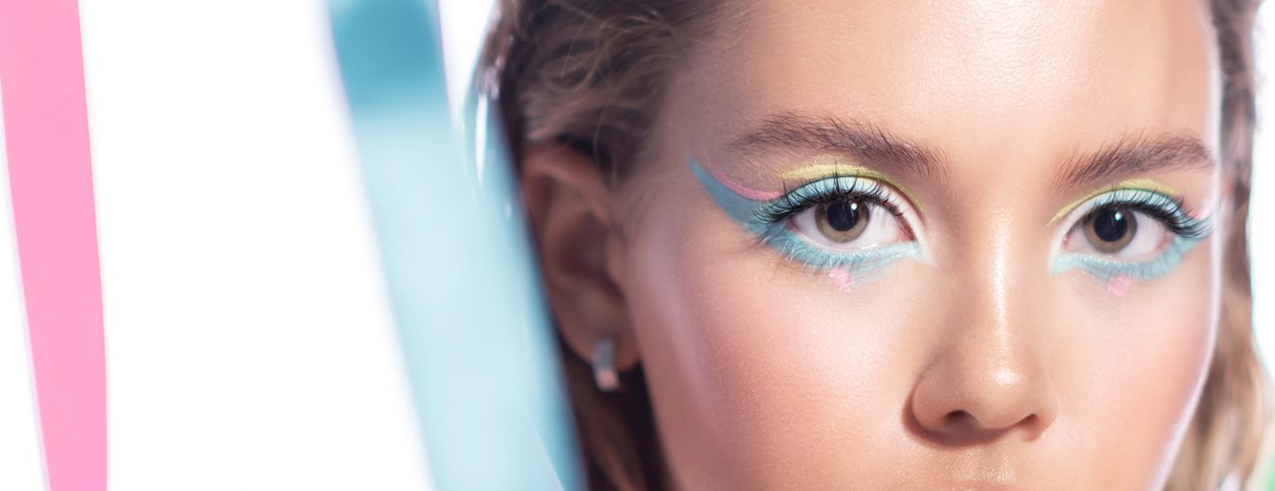 Trasarea eyelinerului: aceste 4 look-uri statement sunt la modă