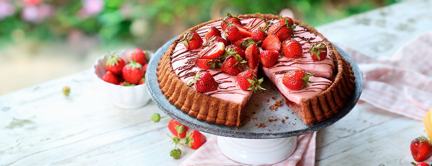 Sweet Summertime: rețetă ușoară de prăjitură cu căpșuni și cremă de iaurt 