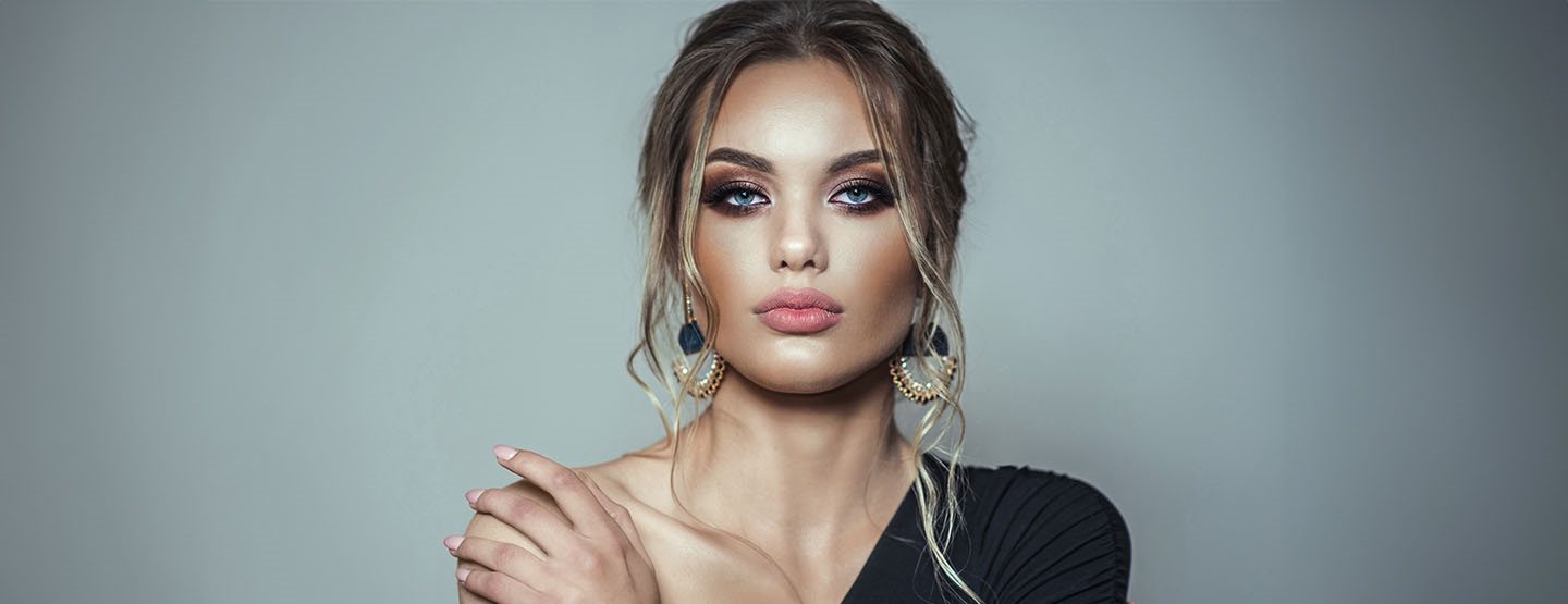 Cum să porți trendul glamour de machiaj Mob Wife Make-up ca niște vedete