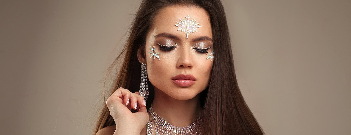 Face Gems: cum se poartă acum look-ul de petrecere