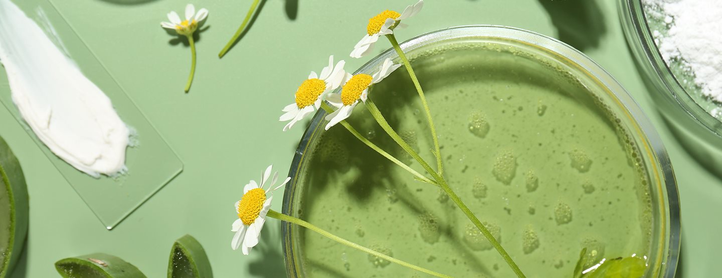 Cosmeticele naturale și pielea alergică: tot ce trebuie să știi