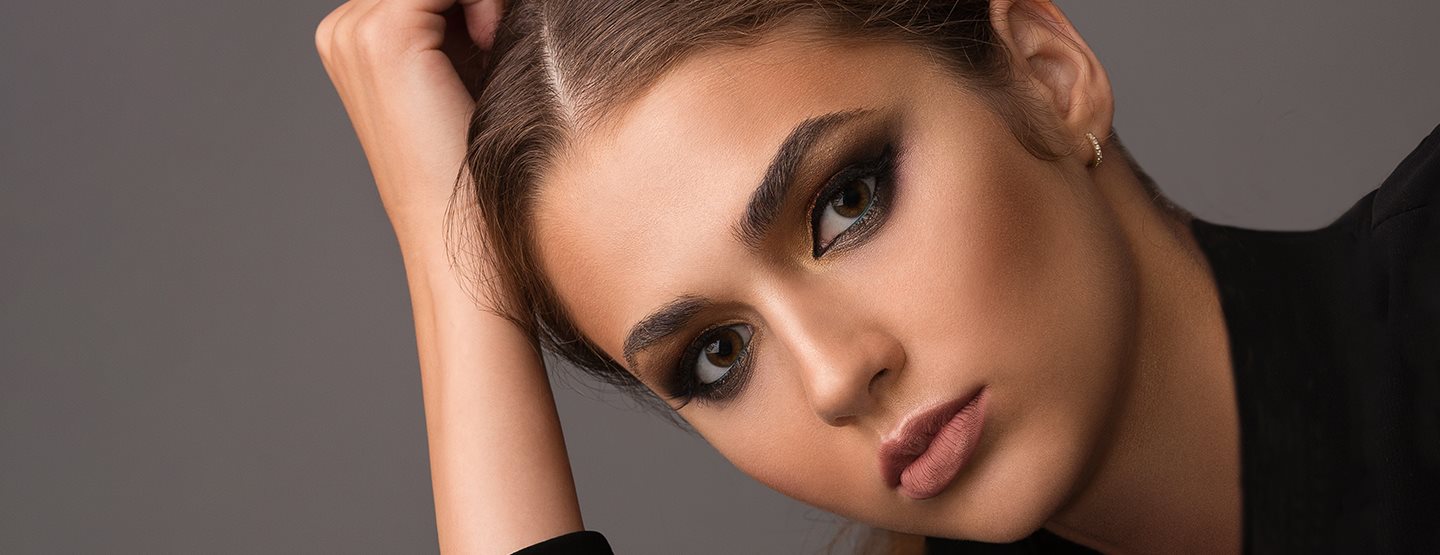 Machiajul „Tired Girl”: Motivul pentru care acest trend cu influențe gotice este atât de popular în prezent