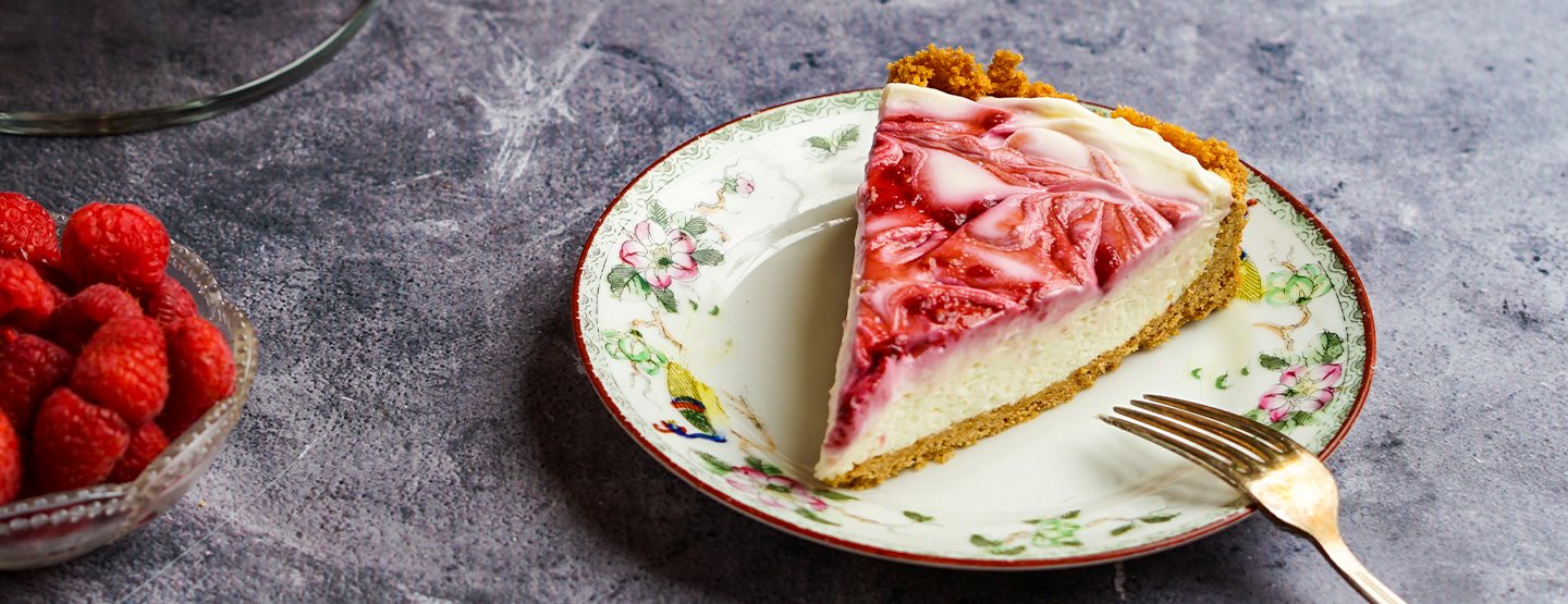 Rețetă de cheesecake cu vârtej de zmeură: cum preparați această prăjitura simplă