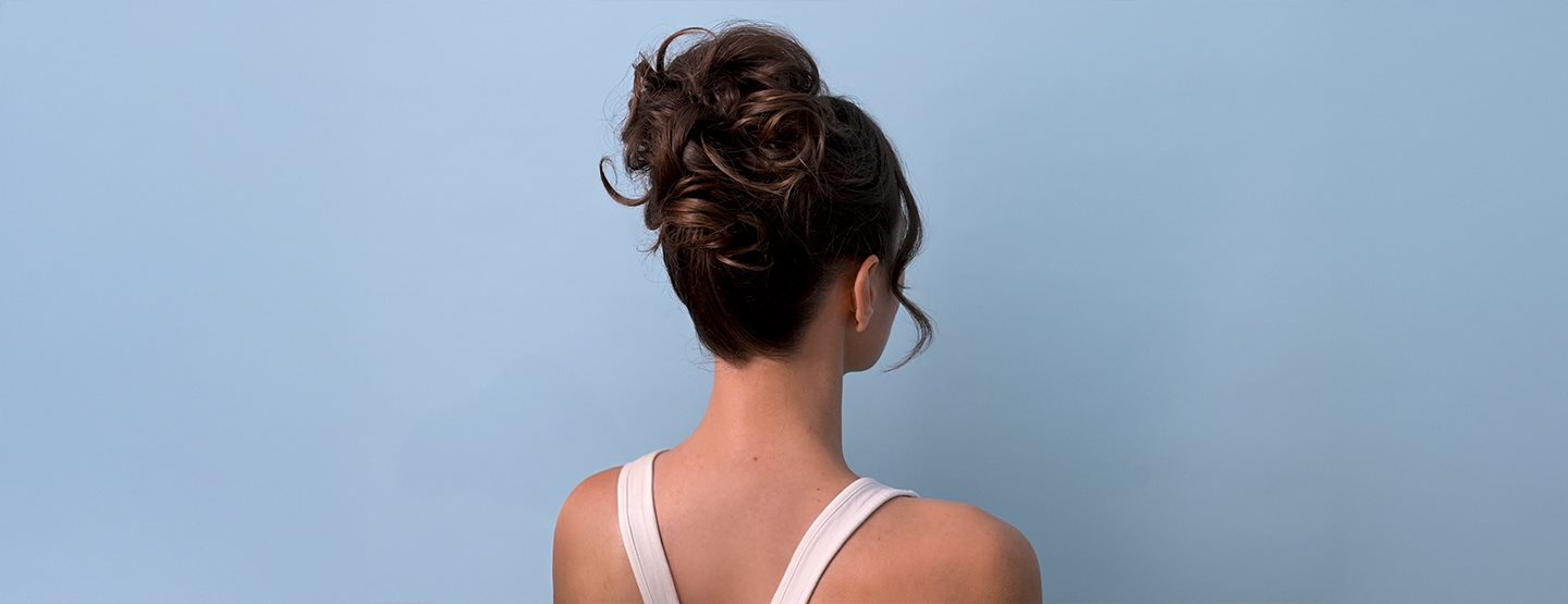 Coafura Messy Bun: o coafură potrivită pentru orice ocazie