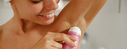 Transpirația și deodorantul: un medic dermatolog explică ce contează cu adevărat