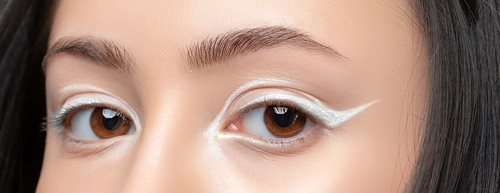 Așa se poartă noua culoare Pantone în tendințe pentru 2026 „Cloud Dancer”