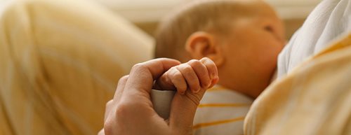 Sfaturi de la moașă: ce ajută la problemele de alăptare?