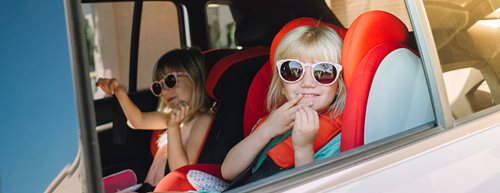 Călătorie lungă cu copiii în mașină: ce nu trebuie să lipsească?