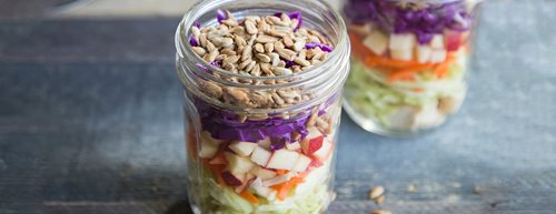 Meal Prep to go: salată în straturi cu pui, morcovi, mere și varză