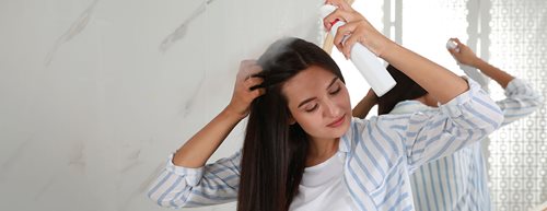 Păr proaspăt în doar câteva minute: cum să folosești corect șamponul uscat