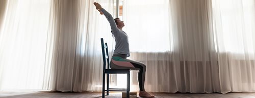 Yoga pe scaun: Fiți în formă cu aceste trei exerciții