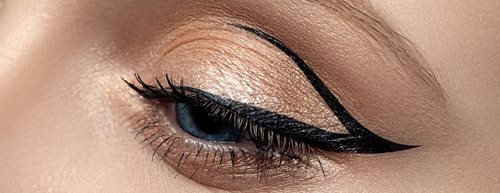 Eyeliner colorat:trend-ul primăverii
