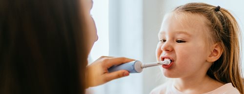 Periuță de dinți electrică: este mai bună pentru copii?