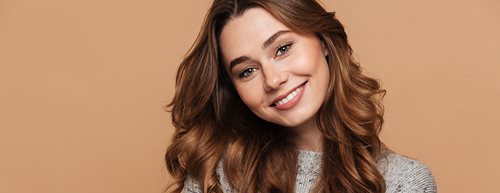 Păr castaniu ciocolatiu: Culoarea vedetă a părului pentru iarna 2026