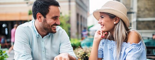 Întâlniri: Două experte oferă sfaturi pentru inițierea contactului, flirt și altele.