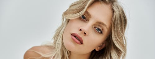 Linia părului în stil scandinav: strălucire de vară datorită firelor de păr subțiri și deschise la culoare