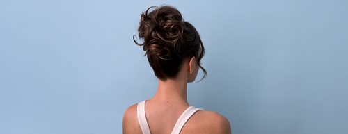 Coafura Messy Bun: o coafură potrivită pentru orice ocazie